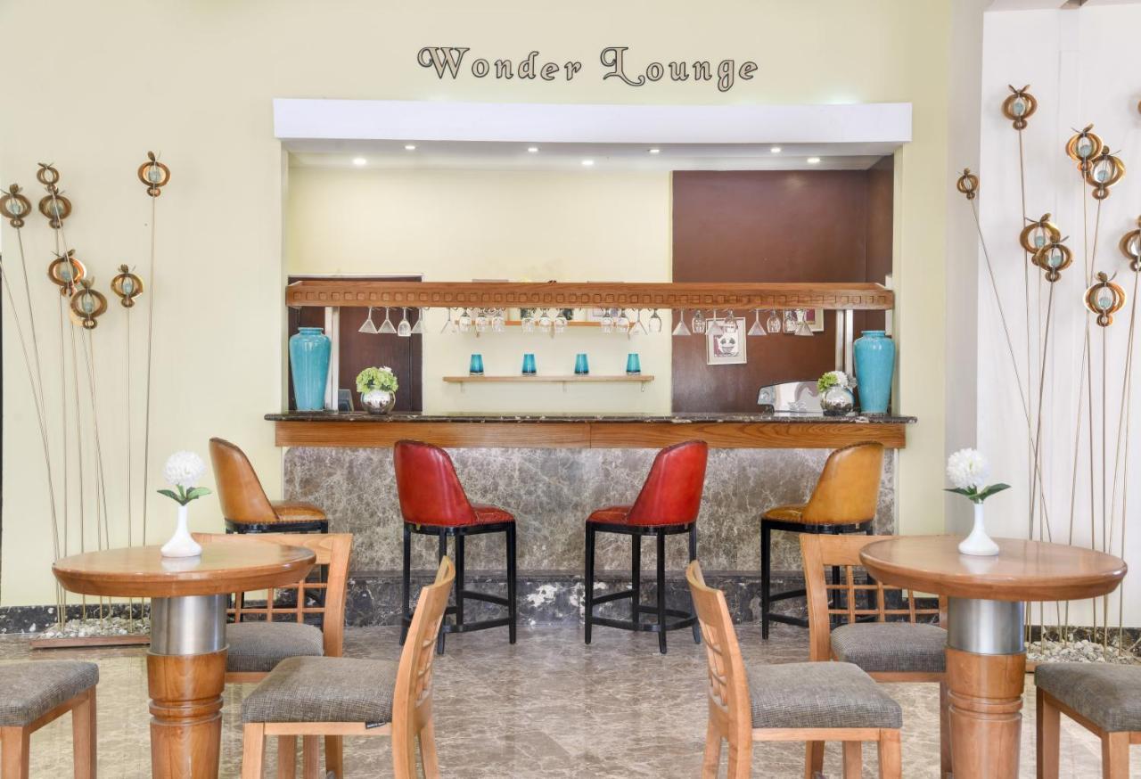 Tolip Family Park Hotel Cairo Exterior foto Owner's Lounge at the airport