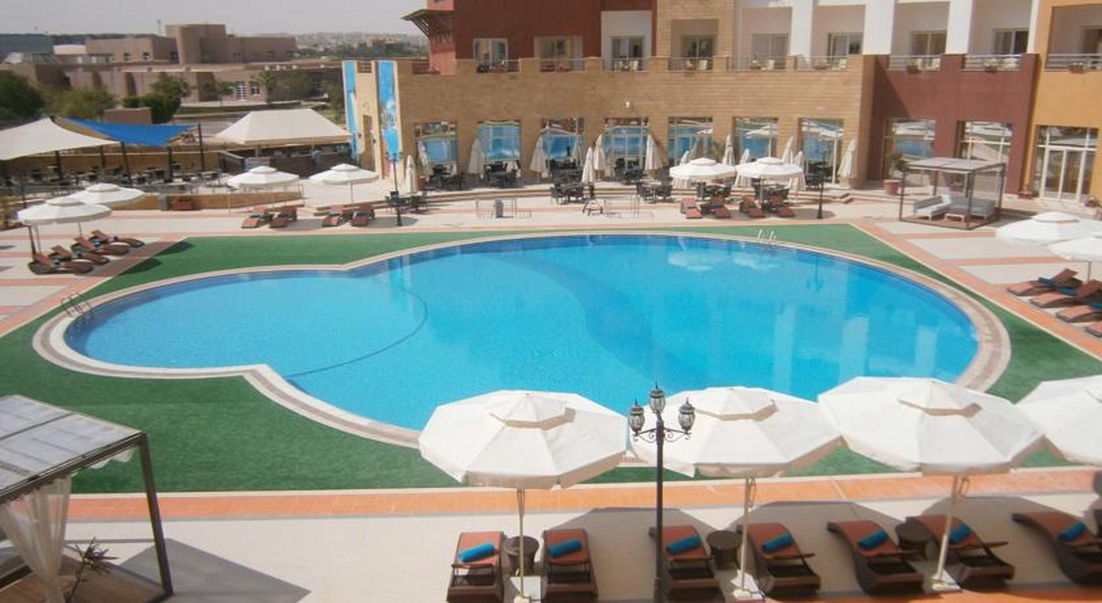 Tolip Family Park Hotel Cairo Exterior foto The swimming pool at the hotel