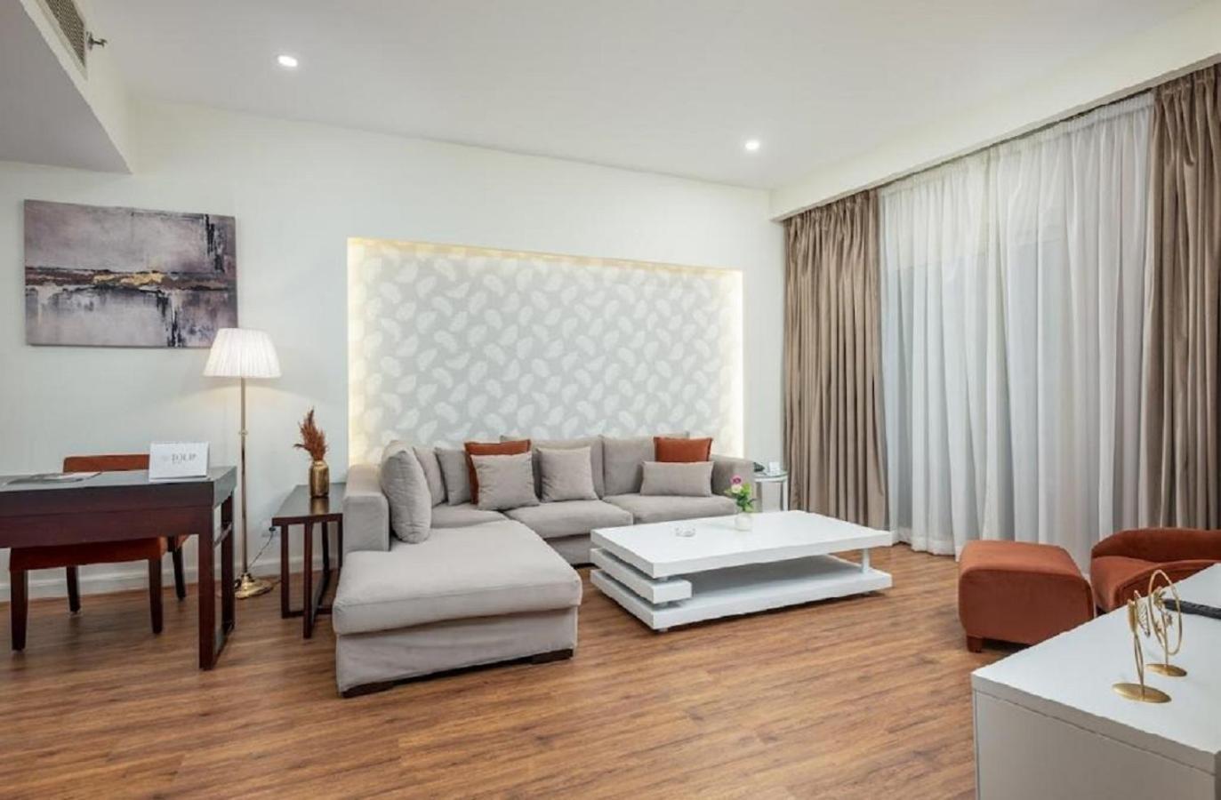 Tolip Family Park Hotel Cairo Exterior foto A living room with a sectional sofa