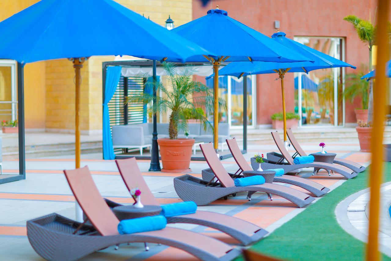 Tolip Family Park Hotel Cairo Exterior foto The pool at the hotel
