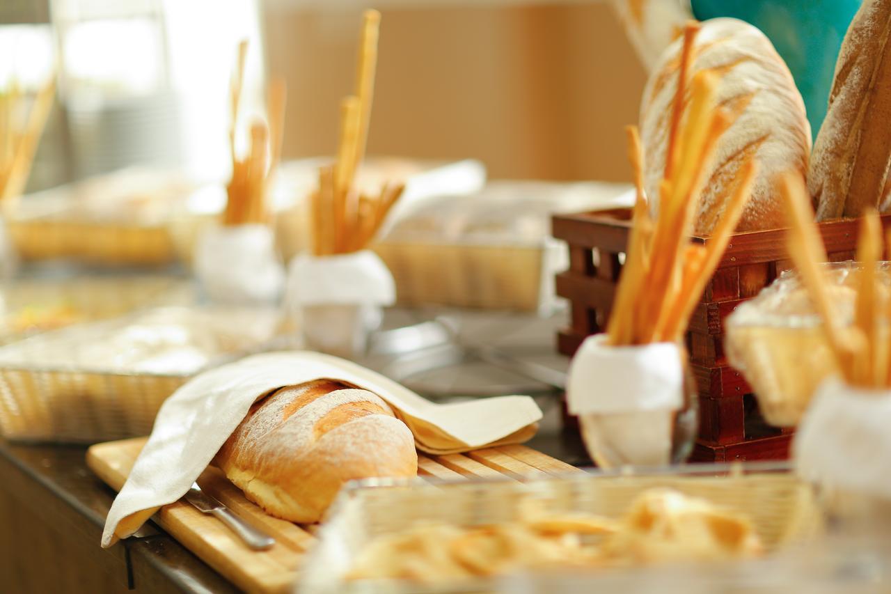 Tolip Family Park Hotel Cairo Exterior foto Bread and breadsticks