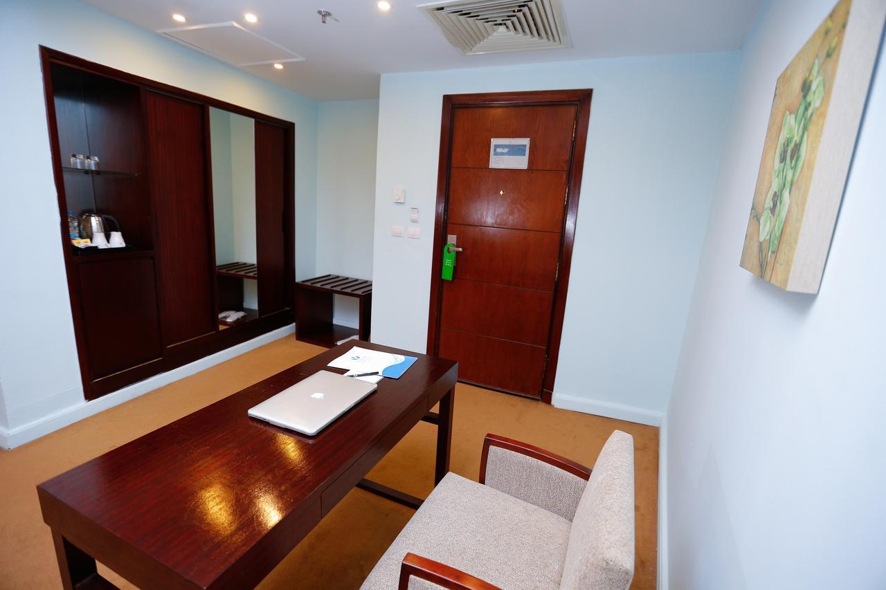 Tolip Family Park Hotel Cairo Exterior foto A room at the hotel
