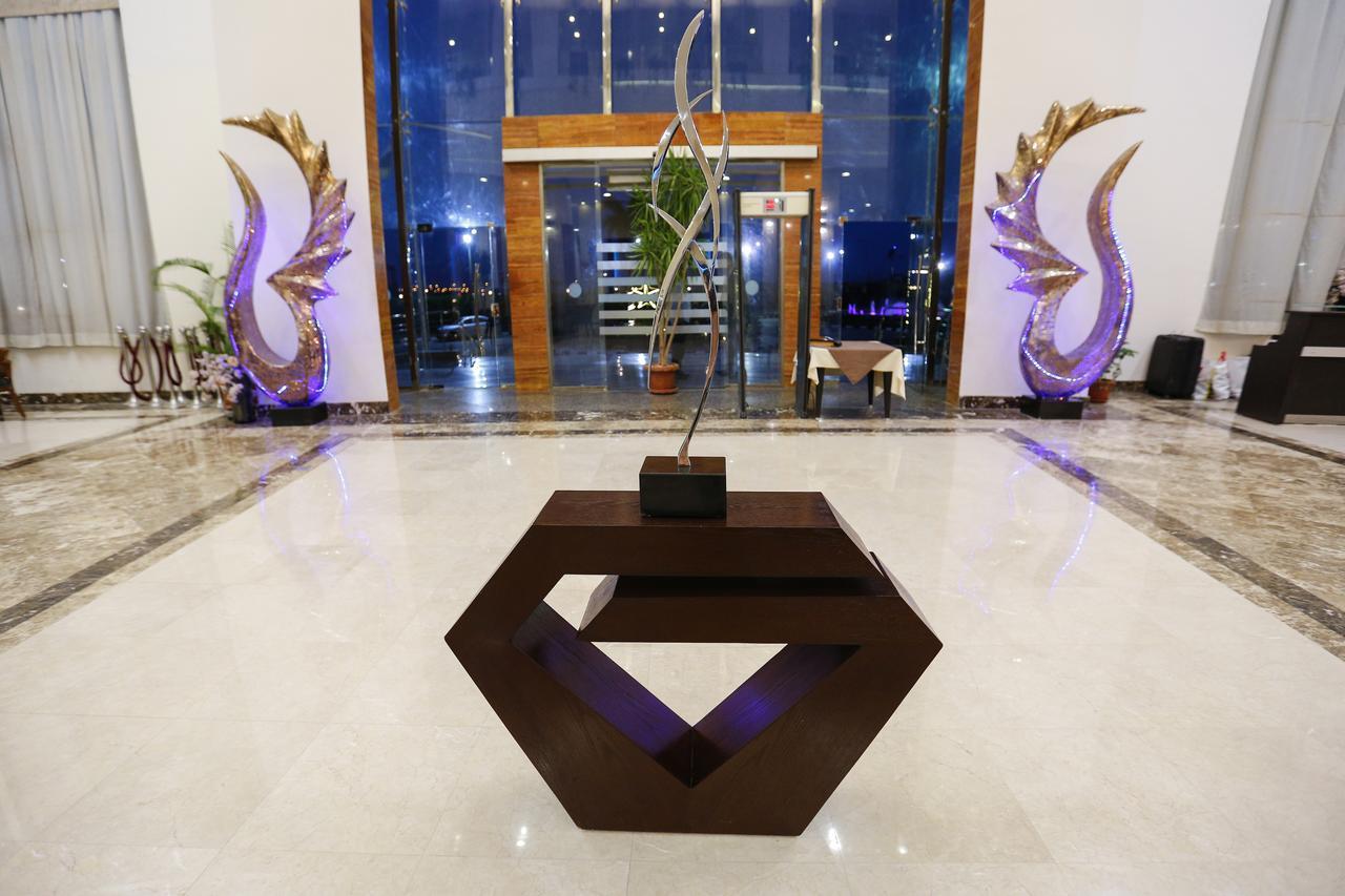 Tolip Family Park Hotel Cairo Exterior foto The lobby of the hotel