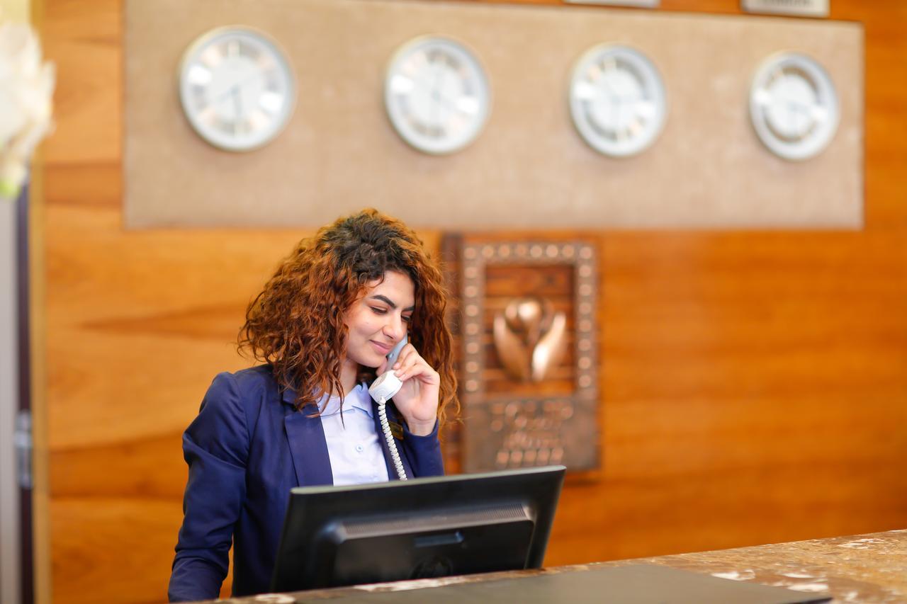 Tolip Family Park Hotel Cairo Exterior foto A hotel receptionist