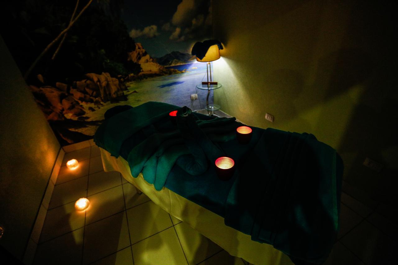 Tolip Family Park Hotel Cairo Exterior foto A massage table