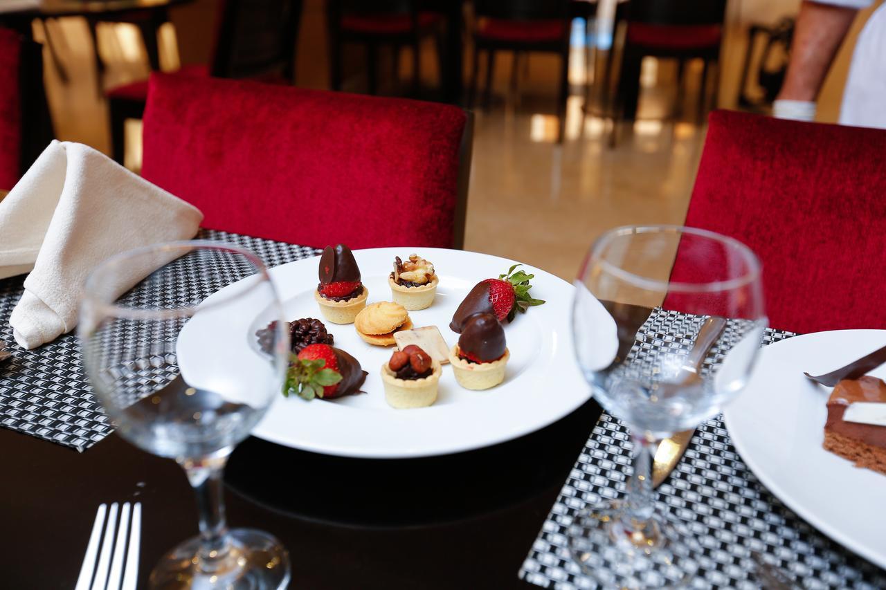 Tolip Family Park Hotel Cairo Exterior foto A selection of petit fours