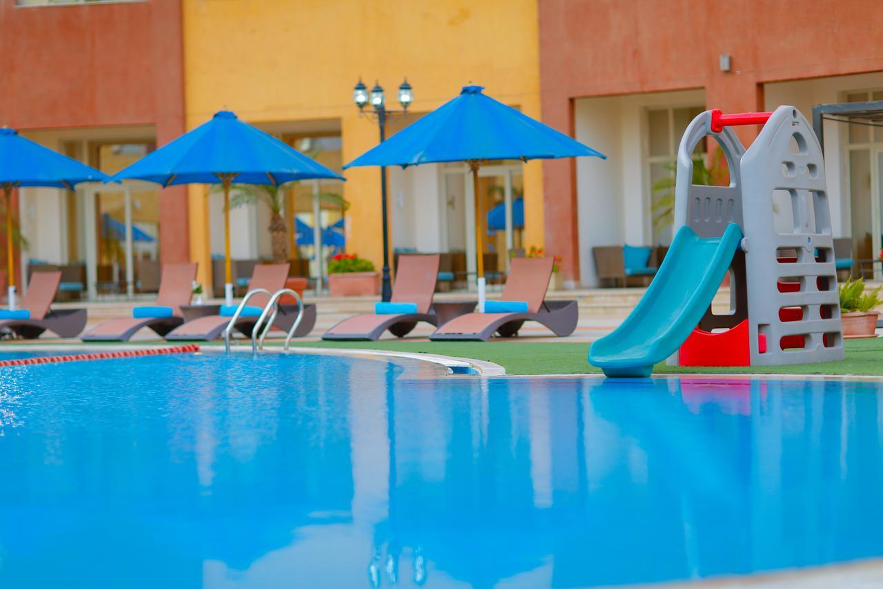 Tolip Family Park Hotel Cairo Exterior foto The pool at the hotel
