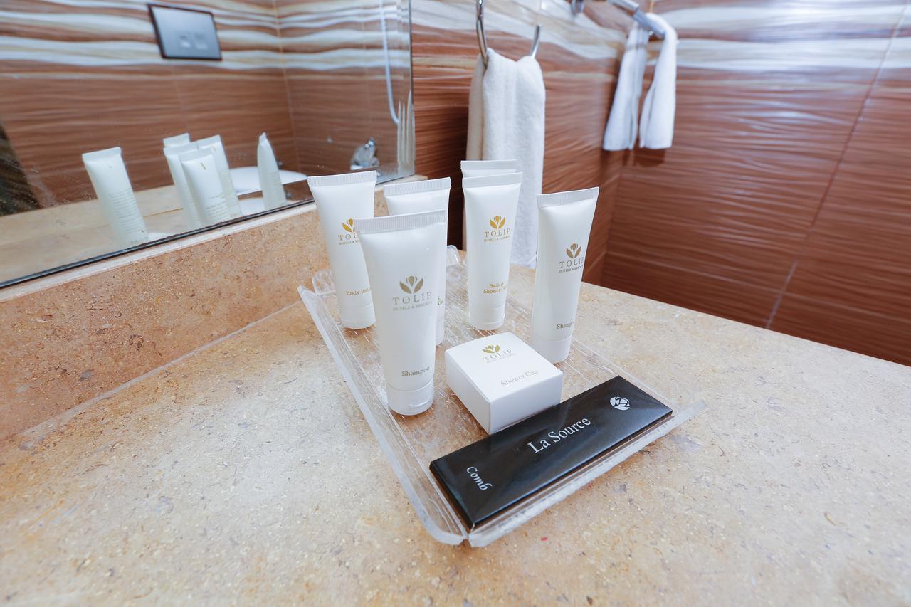 Tolip Family Park Hotel Cairo Exterior foto A bathroom tray with amenities