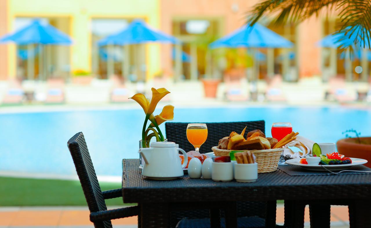 Tolip Family Park Hotel Cairo Exterior foto Poolside at the hotel